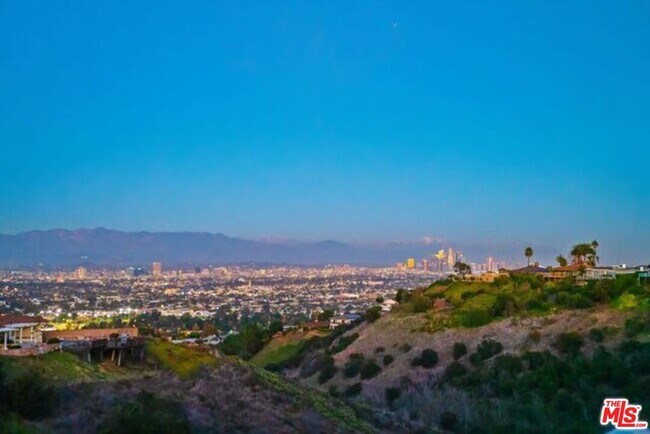 Foto del edificio - 4246 Cloverdale Ave