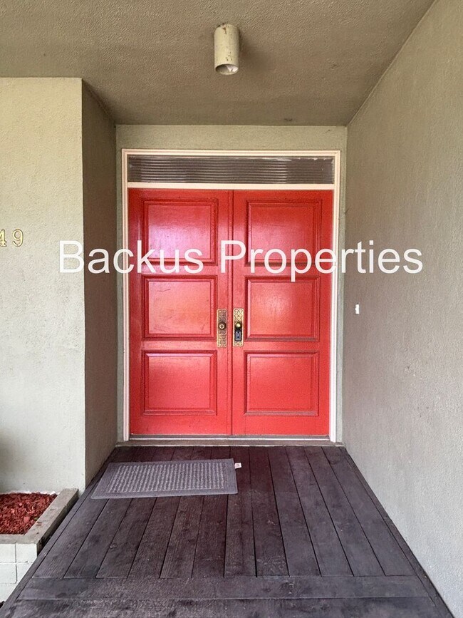 Foto del edificio - Three bedroom home across from Claremont Manor Park