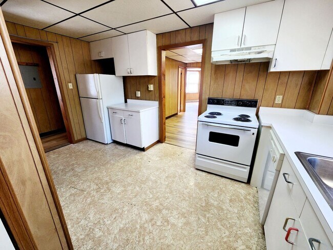Building Photo - Woodburn. 2 Bedroom, 1 Bathroom Apartment ...