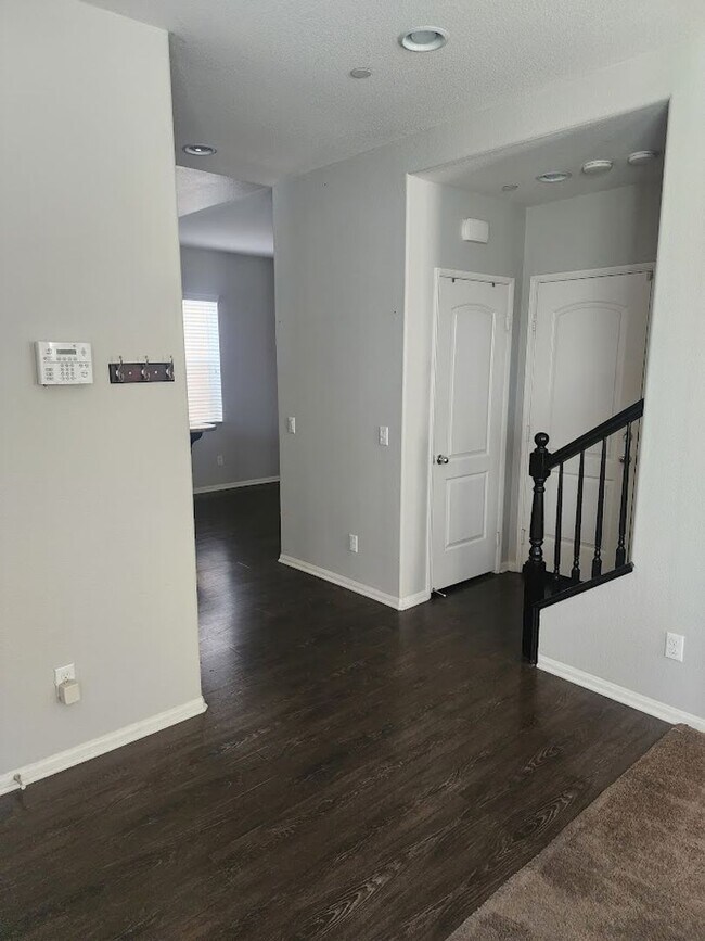 Building Photo - Murrieta 3 bed/2.5 bath Townhome with 2 Ca...