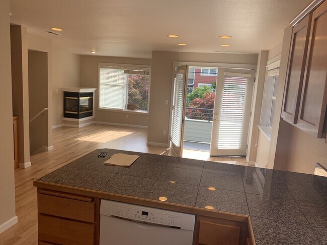 Building Photo - Gorgeous Ravenna Townhome