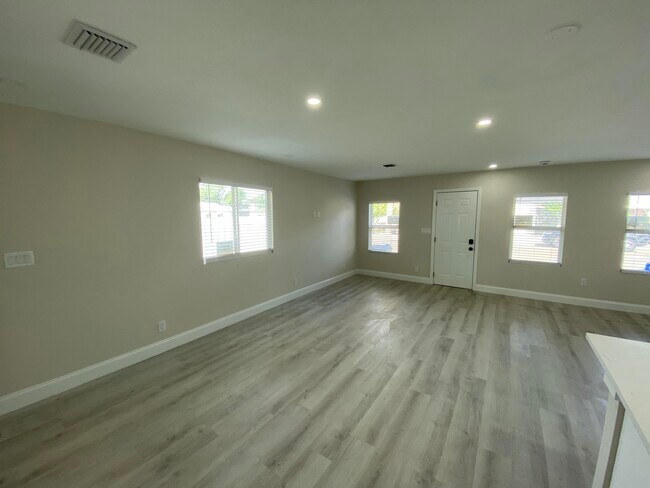 Foto del edificio - 922 N J St