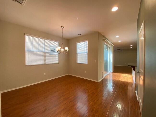 Foto del edificio - Beautiful 5 Bedroom/3 Bath Oceanside Home in Dixie Village