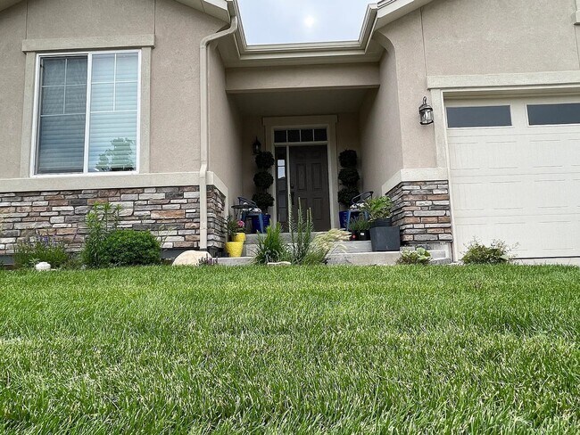 Building Photo - Luxury Furnished Basement Unit 2 Bed 1 Bath with Utilities Included!