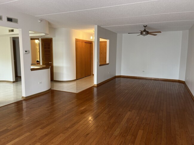 Foto del edificio - 650 S River Rd
