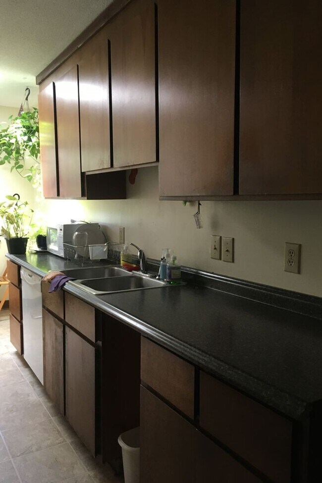 Building Photo - Townhome