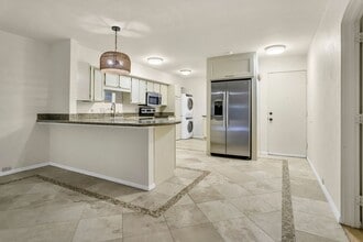 Building Photo - 2600 Torrey Pines Rd