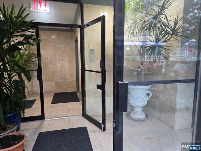 Foto del edificio - 2401 Bergenline Ave