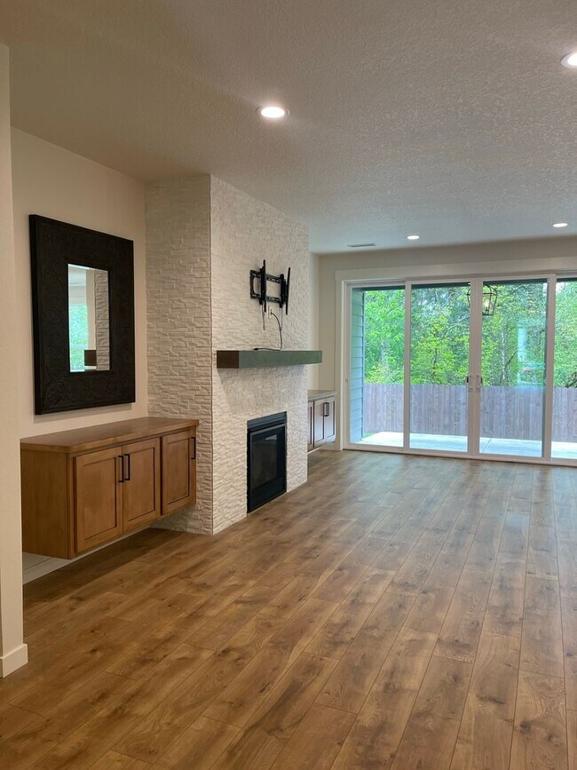 Building Photo - Welcome to this beautiful 3 bedroom, 2.5 b...
