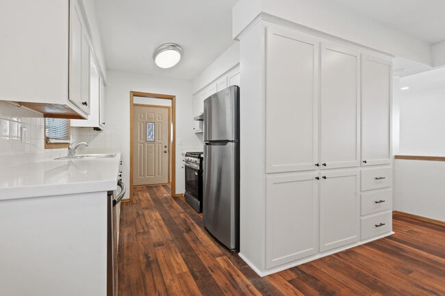 Foto del edificio - 2450 S 95th St