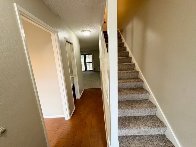 Building Photo - Charming Townhome in Gated Community Near ...