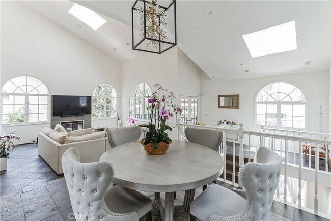 Foto del edificio - 8032 Willow Glen Rd