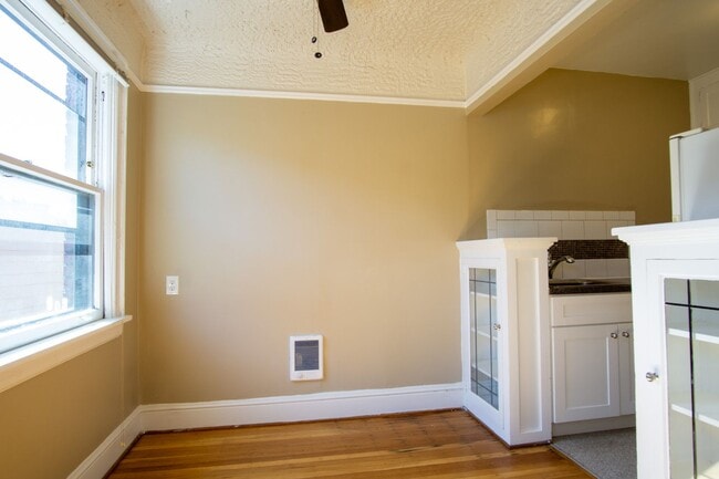 Building Photo - First Floor Vintage Studio with Large Closet!