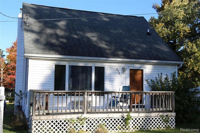 Foto del edificio - 8366 Lagoon St