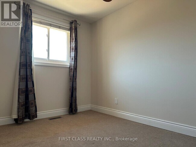 Photo du bâtiment - 28 Collins Crescent