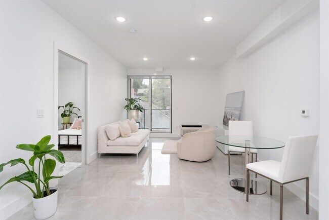 Foto del edificio - 8621 River Rd