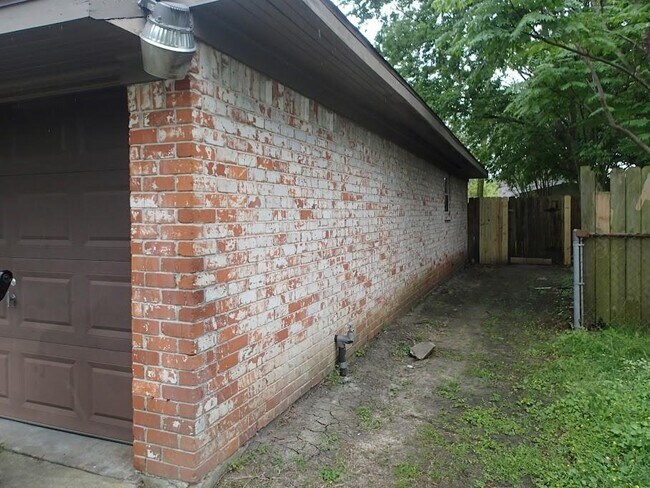 Building Photo - 6107 Delbury St