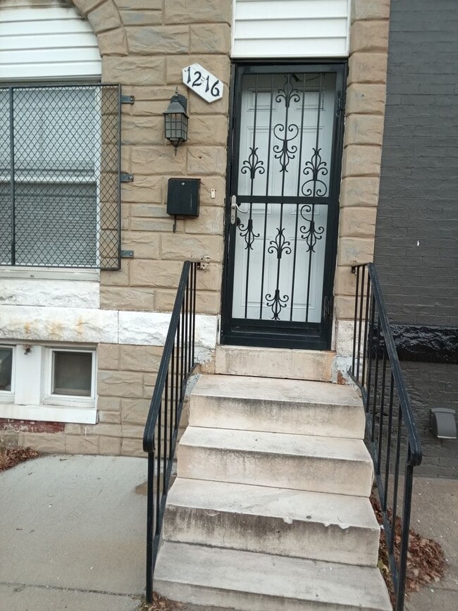 Building Photo - Quiet block, cozy home with extra touches