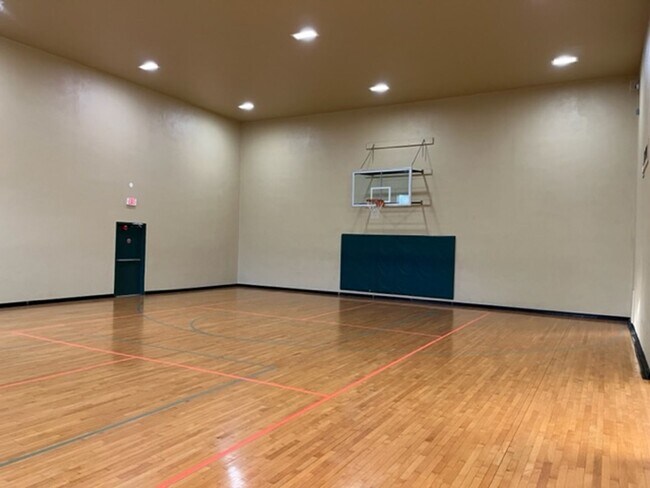 Building Photo - 1 Bedroom + Den Condo in Royal Greens at Gateway – 1st Floor!