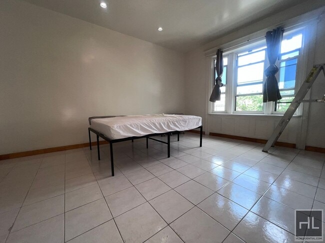 Building Photo - Spacious, Bright, 3 Bedroom Apt in Prospect Lefferts Gardens **Near Prospect Park