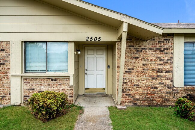 Foto del edificio - 2505 Crown Cir