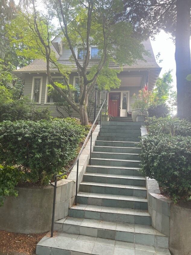 Primary Photo - 2833 Broadway E
