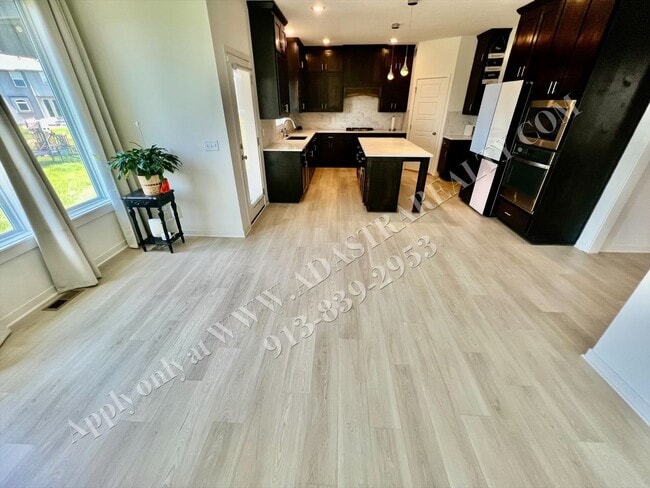 Building Photo - Beautiful 4 Bed 3.5 Bath Home in Olathe-Co...