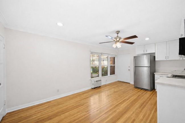 Building Photo - BRIGHT & SPACIOUS | 1 BED 1 BATH | FULL KITCHEN & PARKING INCLUDED