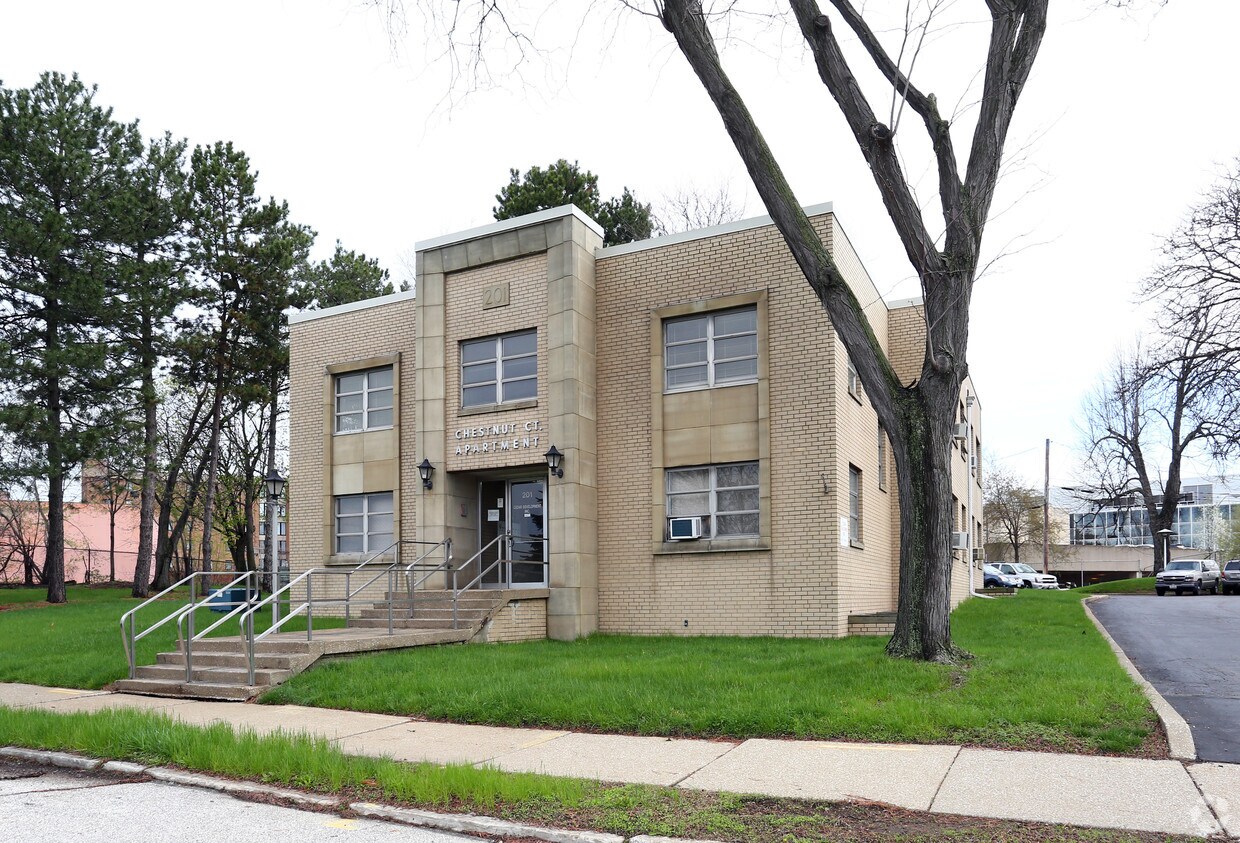 Foto principal - 201 W Chestnut St