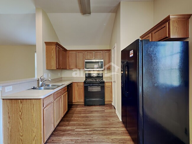 Building Photo - 3013 Lake Side Dr