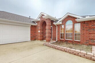Building Photo - 3821 Red Oak St