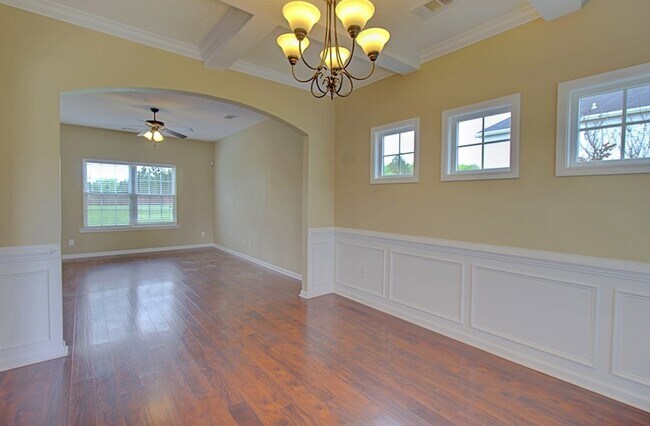 Building Photo - 935 Mustang Ln NE