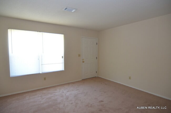 Building Photo - 2 Bedroom Duplex - Section 8 Accepted