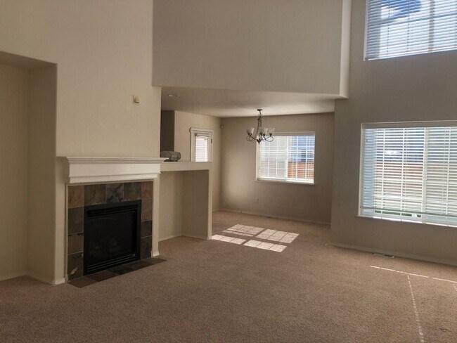 Building Photo - 3 Bed / 2.5 Bath Townhouse in Southport Ne...