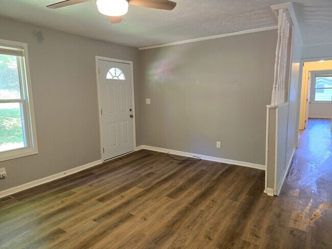Foto del edificio - Renovated 3 bed 1.5 bath home located in M...