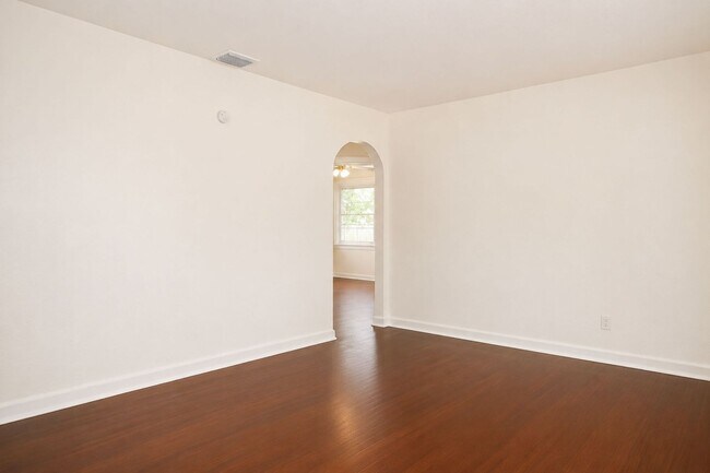 Foto del edificio - 2 Bedroom, 1 Bathroom Home for Rent in St Pete!