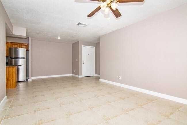 Foto del edificio - Ground Floor - 2 Bedroom 2 Bath w/ Fenced Back Yard - For Lease in Brandon, FL