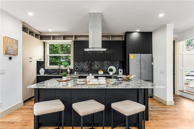 Building Photo - 335 Eureka Dr NE