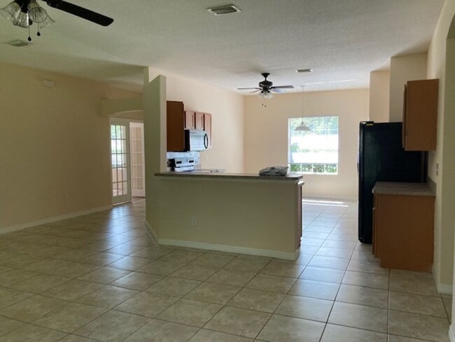 Building Photo - Spacious 4/2/2 Home with Screened-In Porch...