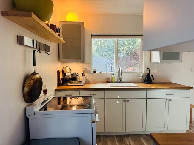 Foto del edificio - 9048 Hargis St