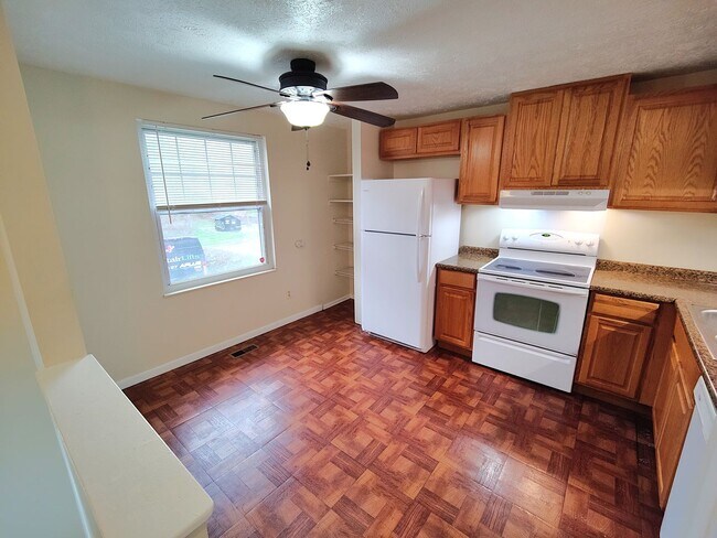 Foto del edificio - *Well-Maintained 3BD/1.5BA Townhouse Available in West Mifflin*