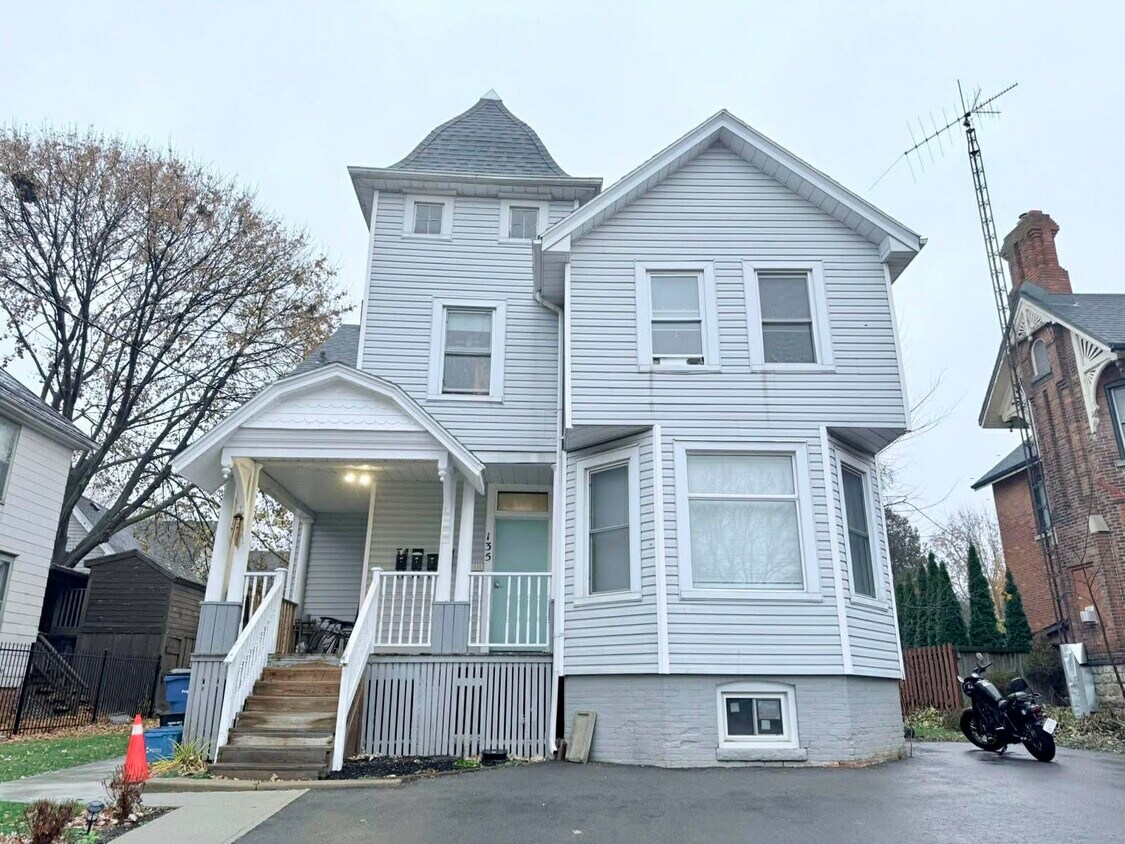 Primary Photo - 135 William St N