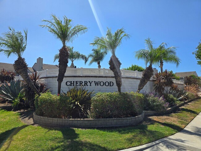 Foto del edificio - Beautiful Cherry Wood Comm: 3 Bedroom 3 Ba...