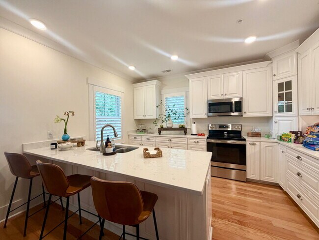 Foto del edificio - Church Street Three-Bedroom Apartment!