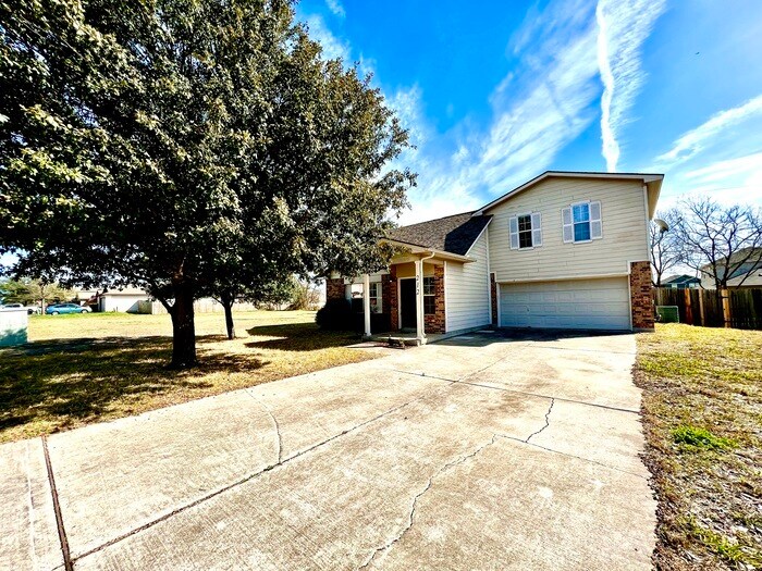 Primary Photo - 3/2.5 Open Floor Plan Tall Ceilings Wash/D...