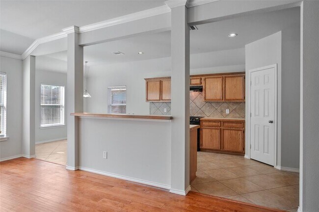 Building Photo - 26921 Kings Crescent Dr