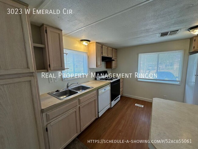Building Photo - 3023 W Emerald Cir