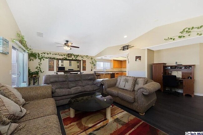 Foto del edificio - 8523 Barberry Ave