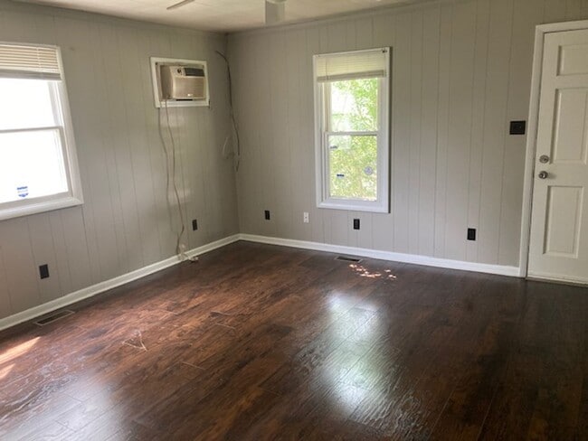 Building Photo - Murfreesboro 1250 SF, 3BR/1.5BA near downtown Murfreesboro