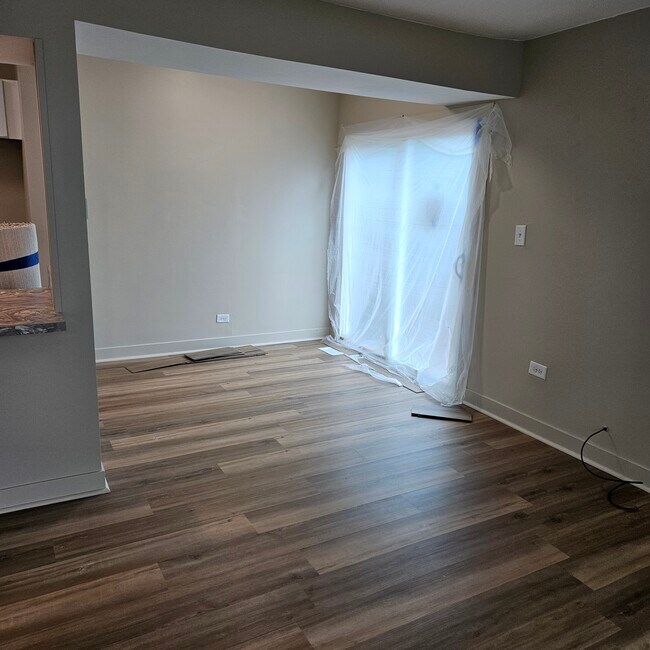 Building Photo - 5565 Allemong Dr